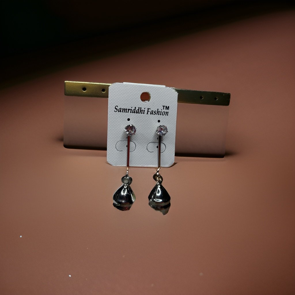 This beautiful earring is perfect for adding a touch of style to your look. It's crafted with care to ensure both durability and elegance. The sleek design and high-quality materials make it an ideal accessory for any occasion.