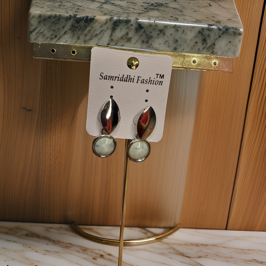 This beautiful earring is perfect for adding a touch of style to your look. It's crafted with care to ensure both durability and elegance. The sleek design and high-quality materials make it an ideal accessory for any occasion.