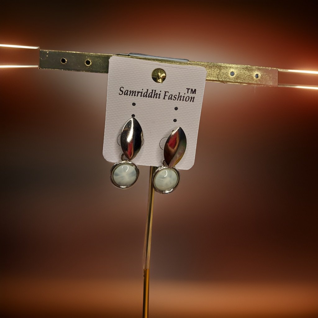 This beautiful earring is perfect for adding a touch of style to your look. It's crafted with care to ensure both durability and elegance. The sleek design and high-quality materials make it an ideal accessory for any occasion.