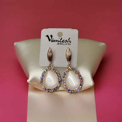 This beautiful earring is perfect for adding a touch of style to your look. It's crafted with care to ensure both durability and elegance. The sleek design and high-quality materials make it an ideal accessory for any occasion.