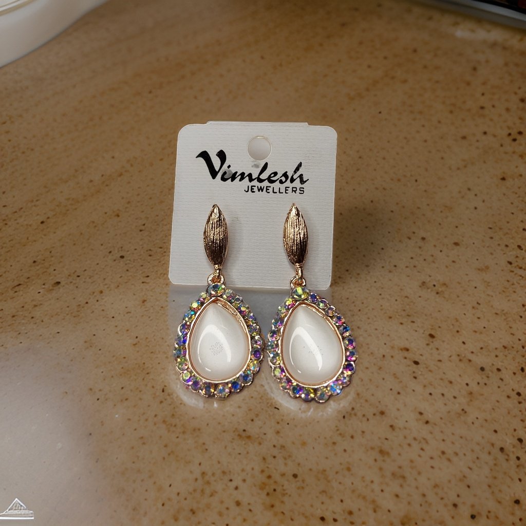 This beautiful earring is perfect for adding a touch of style to your look. It's crafted with care to ensure both durability and elegance. The sleek design and high-quality materials make it an ideal accessory for any occasion.