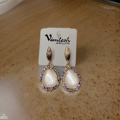 This beautiful earring is perfect for adding a touch of style to your look. It's crafted with care to ensure both durability and elegance. The sleek design and high-quality materials make it an ideal accessory for any occasion.