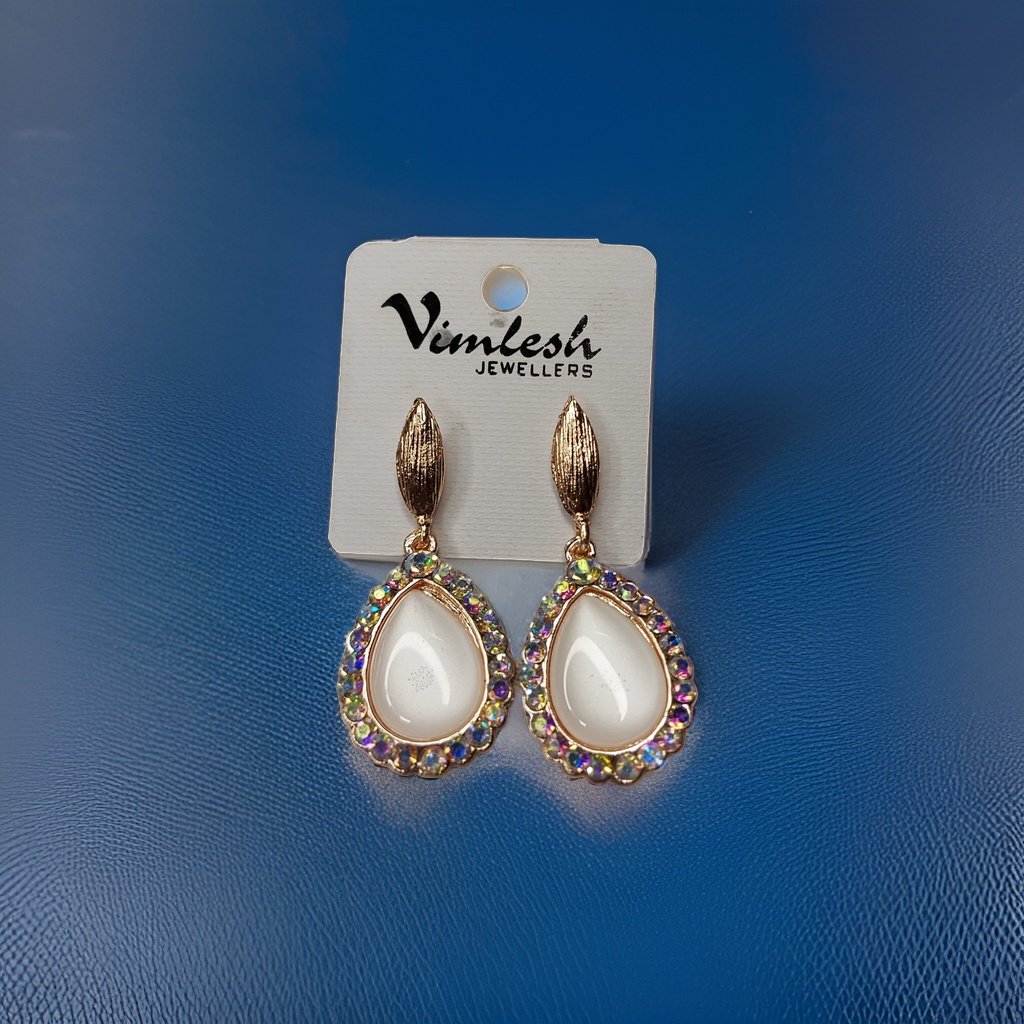 This beautiful earring is perfect for adding a touch of style to your look. It's crafted with care to ensure both durability and elegance. The sleek design and high-quality materials make it an ideal accessory for any occasion.