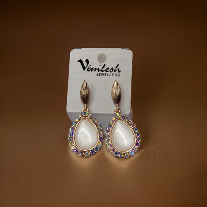 This beautiful earring is perfect for adding a touch of style to your look. It's crafted with care to ensure both durability and elegance. The sleek design and high-quality materials make it an ideal accessory for any occasion.