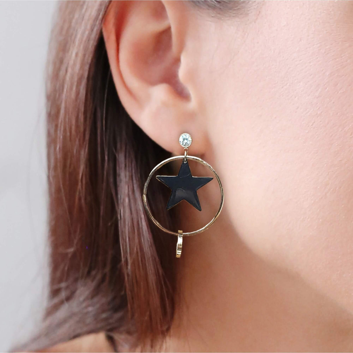 This beautiful earring is perfect for adding a touch of style to your look. It's crafted with care to ensure both durability and elegance. The sleek design and high-quality materials make it an ideal accessory for any occasion.